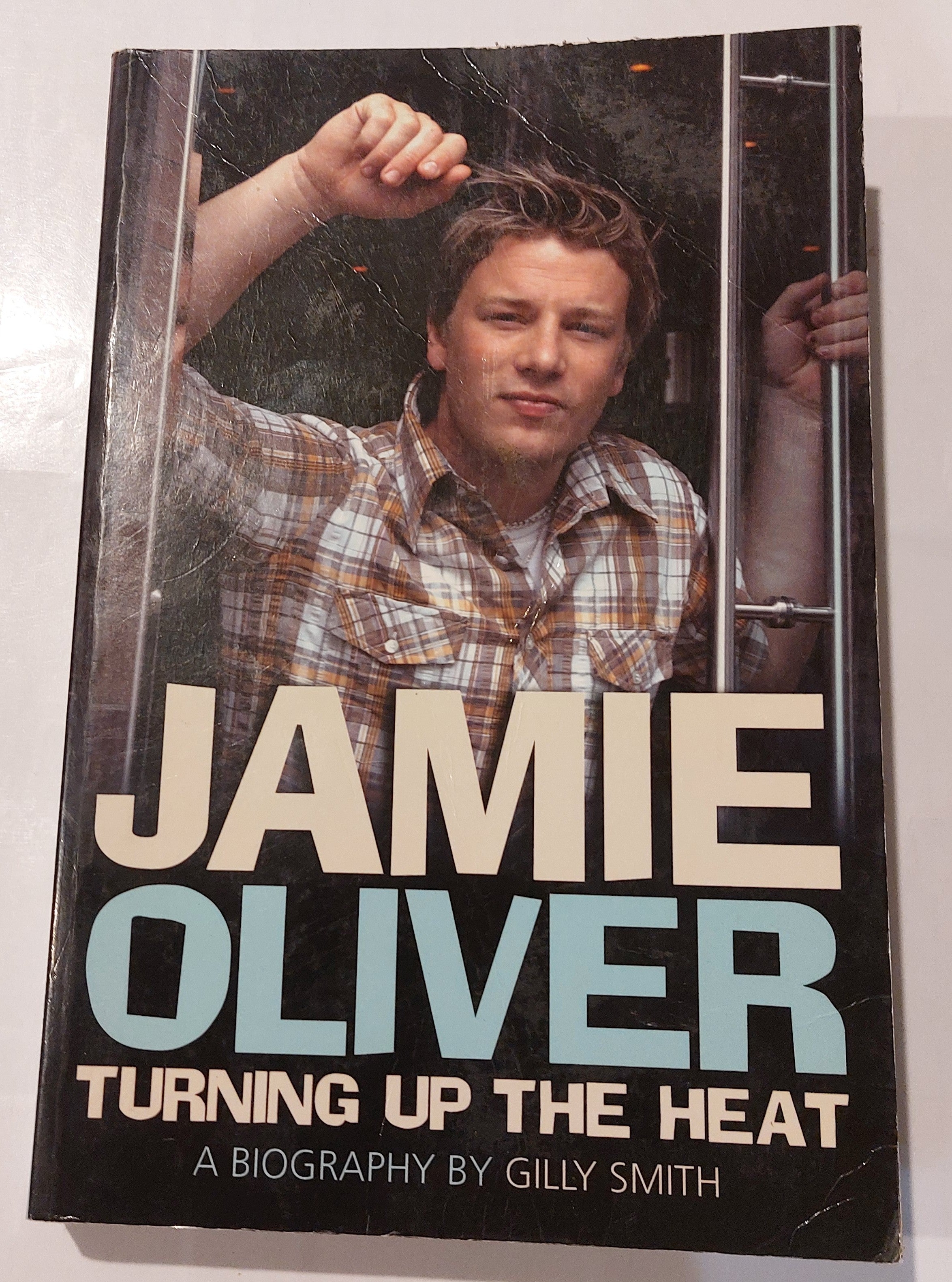 Jamie Oliver Turning Up the Heat : a Biography